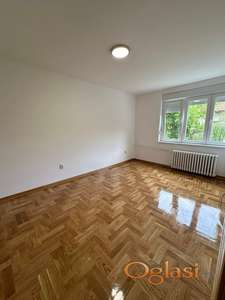 Kompletno renoviran dvoiposoban stan na grbavici!
